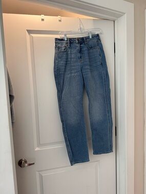Hollister Ultra High-Rise Mom Jeans – Size 9R (W29 L27)